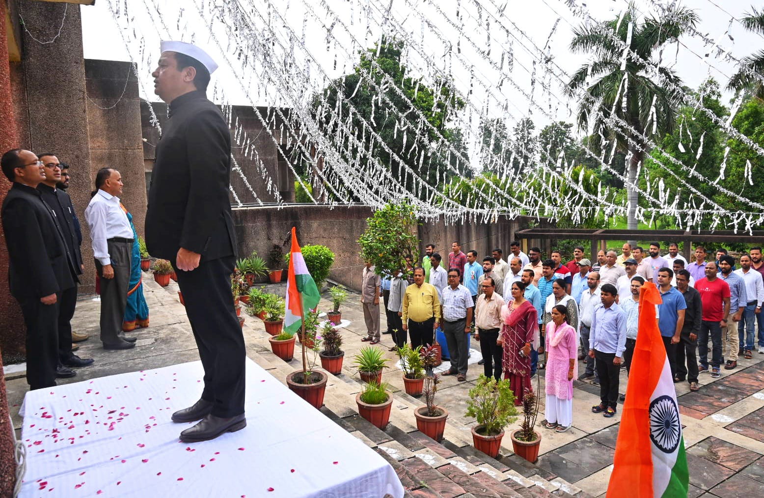 जिलाधिकारी श्री धीराज सिंह गर्ब्याल ने स्वतंत्रता दिवस के अवसर पर कैम्प कार्यालय एवं कलक्ट्रेट परिसर रोशनाबाद में ध्वजारोहण किया।