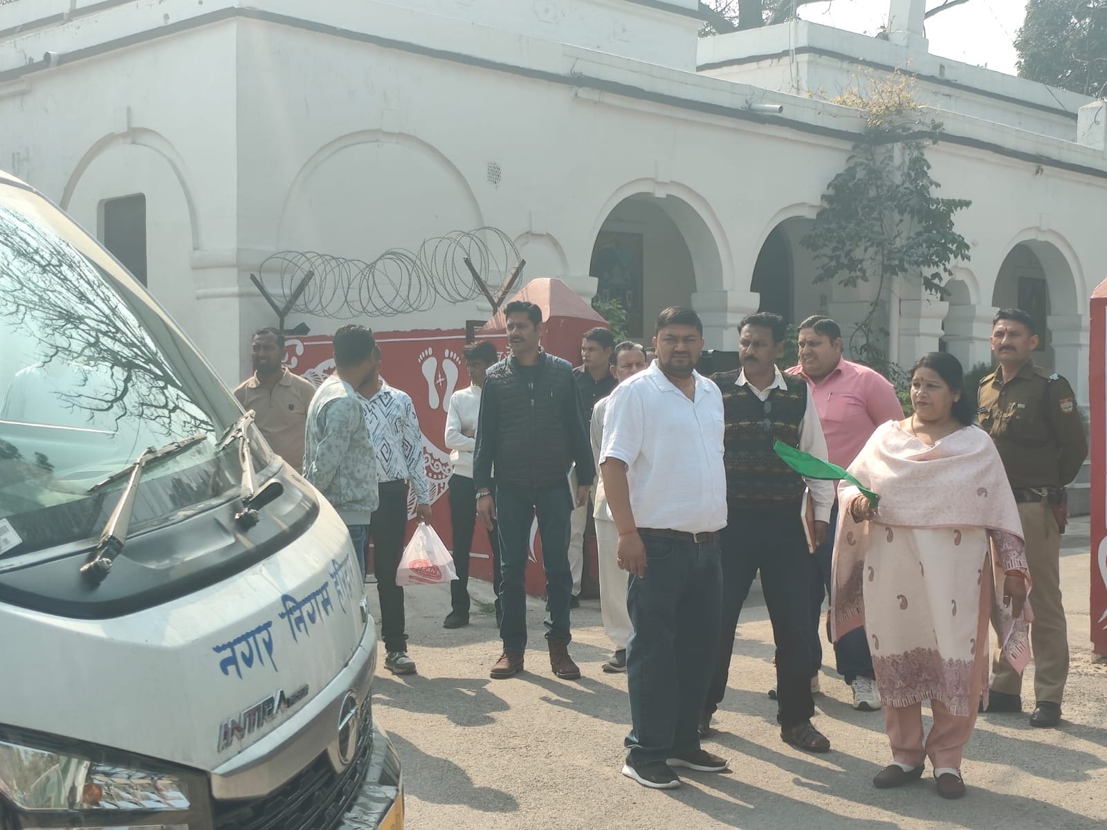 स्वच्छ हरिद्वार की ओर एक और कदम: 13 नए डोर-टू-डोर कूड़ा वाहनों को महापौर ने दिखाई हरी झंडी