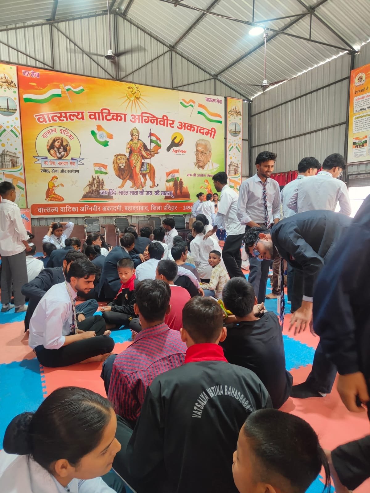 एचईसी काॅलेज के छात्रों का वात्सत्य वाटिका विद्यालय का भ्रमण