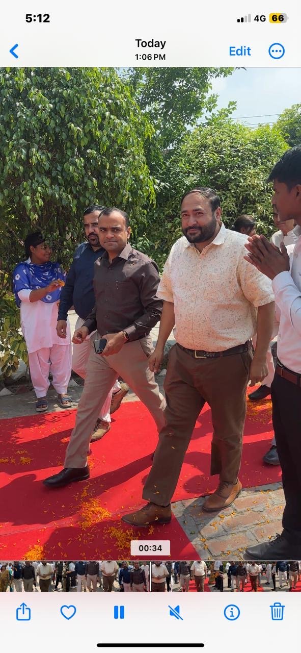 ग्रामीण क्षेत्र के बच्चों के बीच पहुंचे जिलाधिकारी, शिक्षक बनकर किया मार्गदर्शन