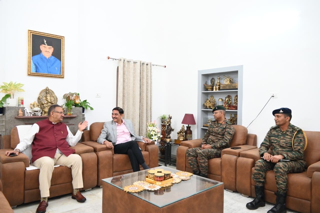 सैनिक कल्याण मंत्री गणेश जोशी से मिले गढ़वाल राइफल्स के कर्नल ऑफ द् रेजिमेंट लेफ्टिनेंट जनरल दिनेश सिंह राणा