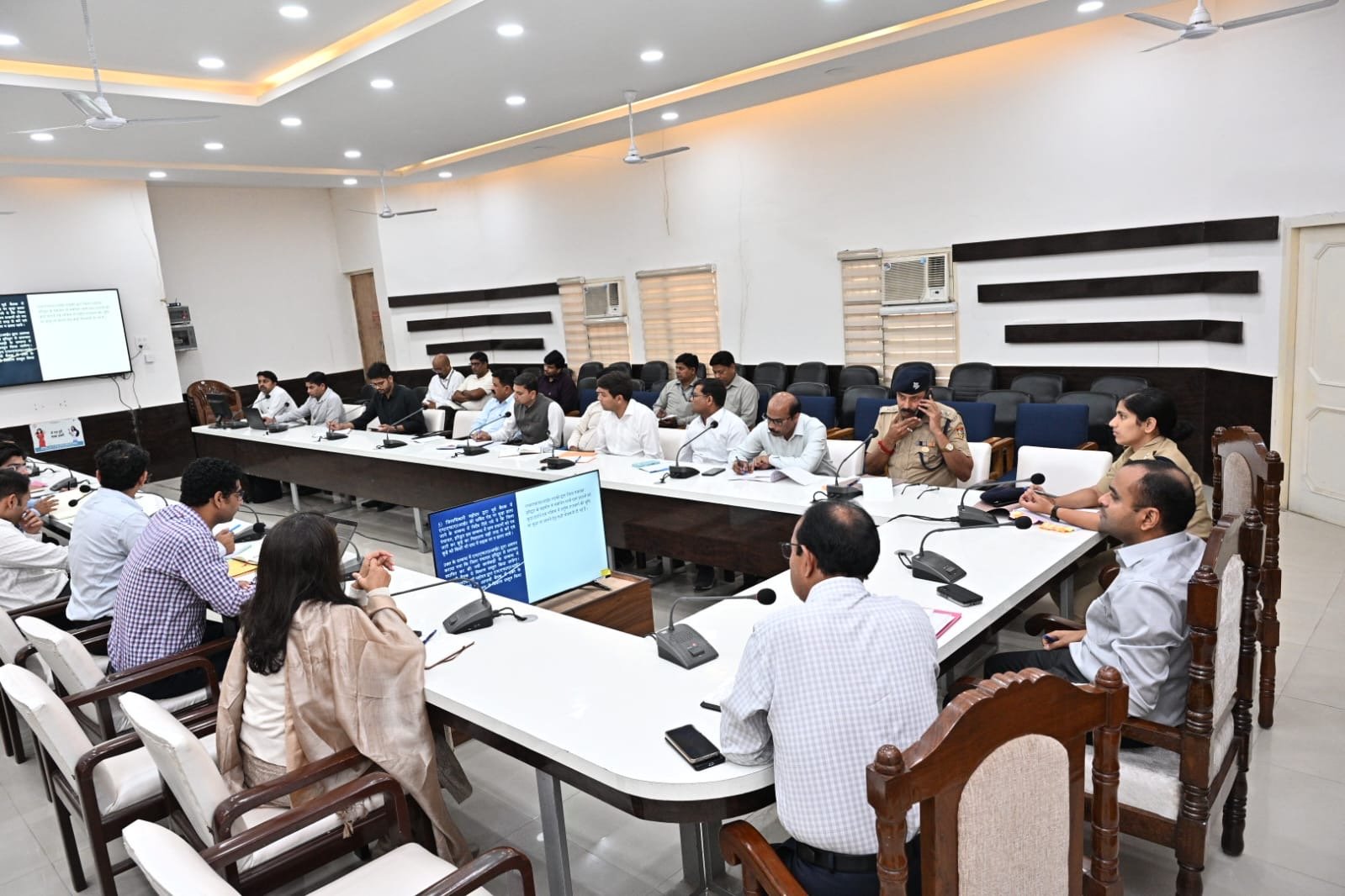 सड़क दुर्घटनाओं को नियंत्रण करने के लिए तेज रफ्तार एवं शराब पीकर वाहन चलने वालों पर की जाए सख्त कार्यवाही – जिलाधिकारी