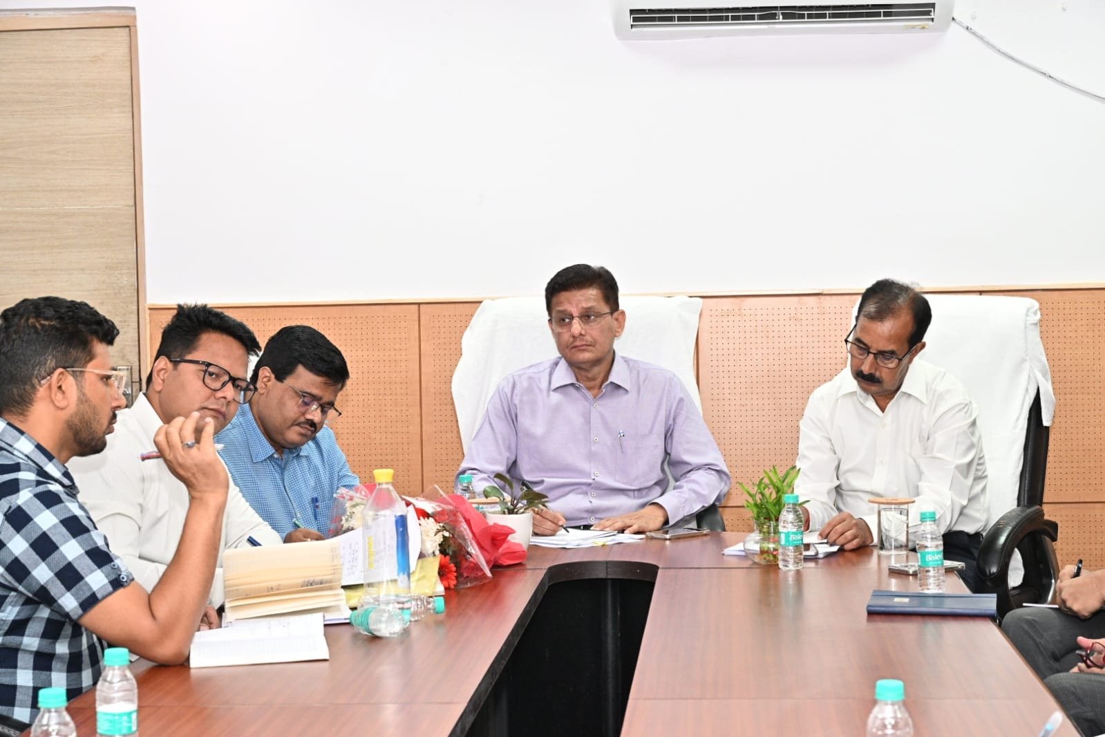 श्रम आयुक्त ने श्रम यूनियनों एवं औद्योगिक प्रतिष्ठानों की इंड्रस्टीयल एसोसिएशन कि समस्याओं के संबंध में बैठक की आयोजित