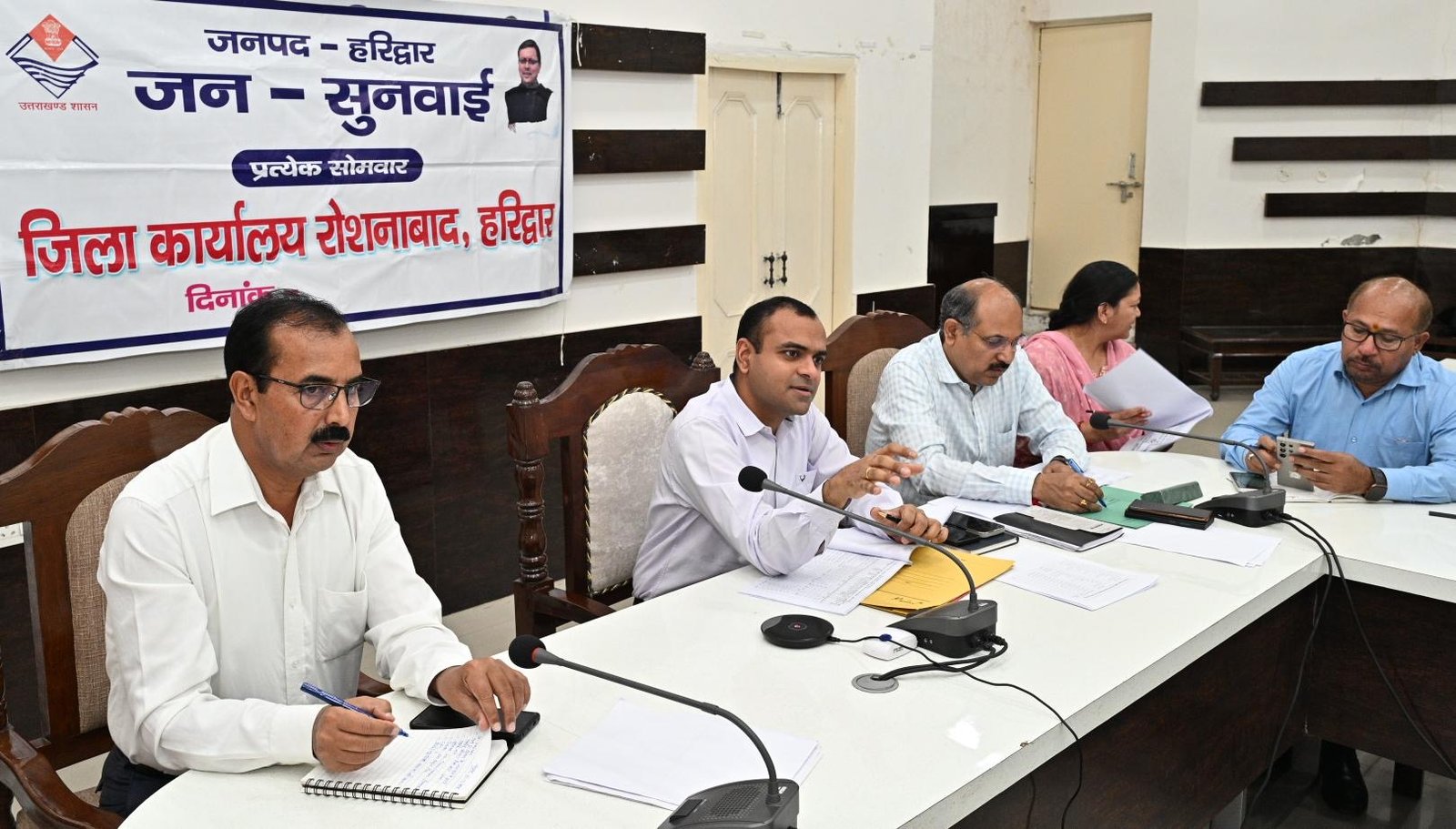 सीएम हेल्पलाइन में दर्ज शिकायतों का निस्तारण प्राथमिकता से करे संबंधित अधिकारी