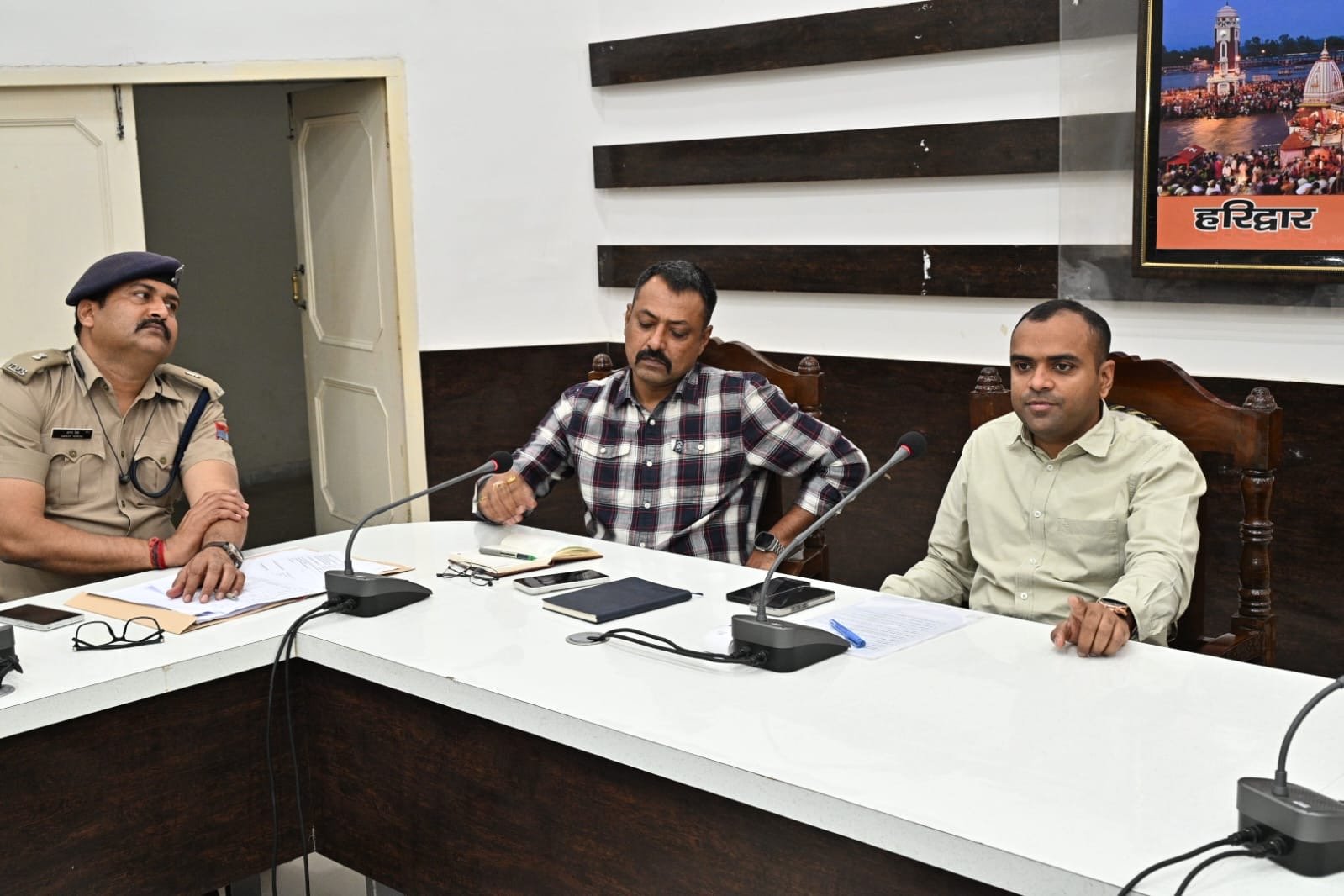 चारधाम यात्रा को सुगम, सुव्यवस्थित एवं सुरक्षित यात्रा संचालित करने के लिए जिलाधिकारी ने की तैयारियों की समीक्षा बैठक*R