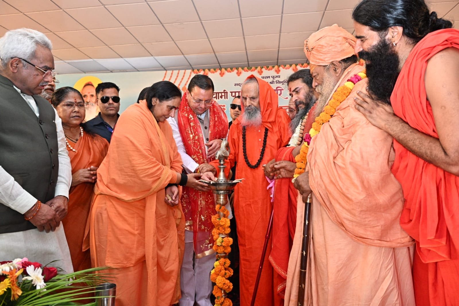 स्वामी परमानन्द गिरि जी महाराज के 71 वें सन्यास जयंती समारोह का दीप प्रज्ज्वलित कर शुभारंभ मुख्यमंत्री पुष्कर सिंह धामी ने किया