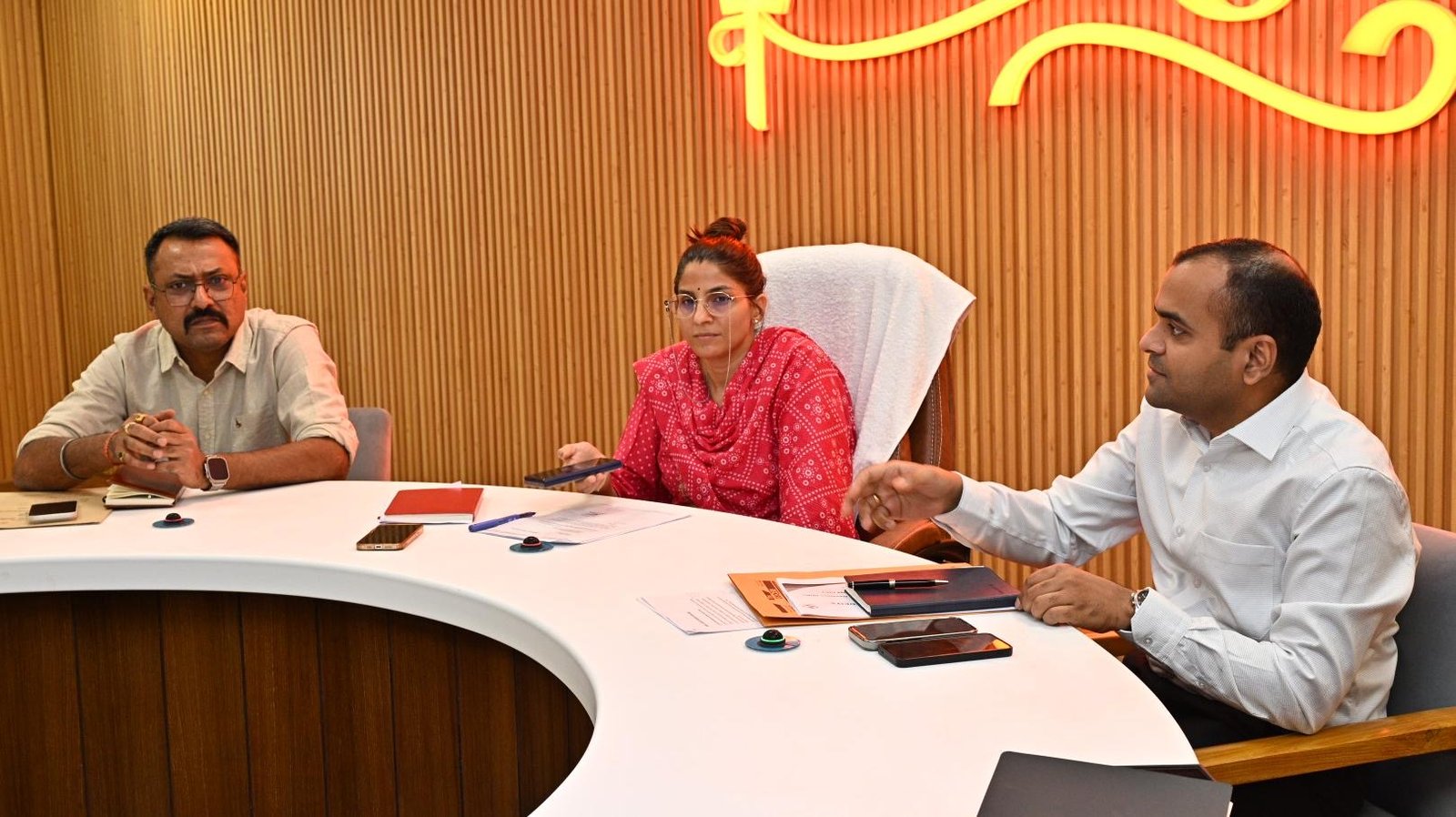 कांवड़ यात्रा के लिए प्रशासन ने शुरू की तैयारियां: मेला नियंत्रण भवन में विभिन्न विभागों की बैठक आयोजित