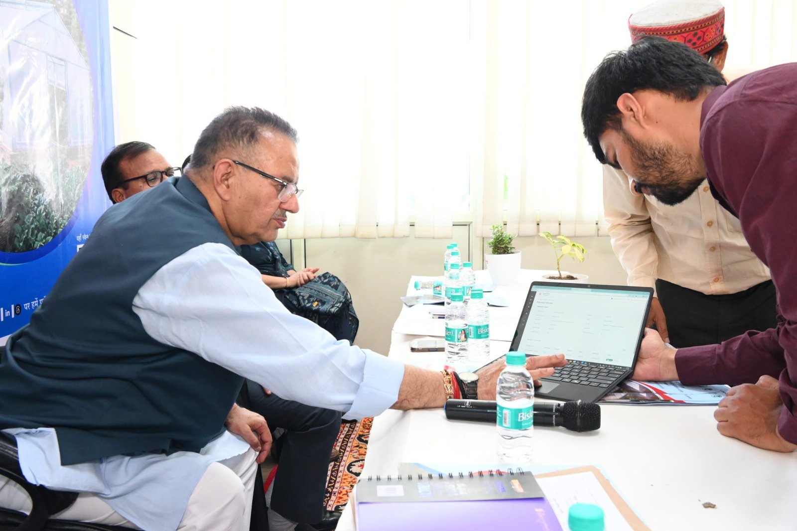 डिजिटल भुगतान प्रणाली (सीबीडीसी) के अनुदान वितरण प्रक्रिया का शुभारम्भ करते कृषि मंत्री गणेश जोशी