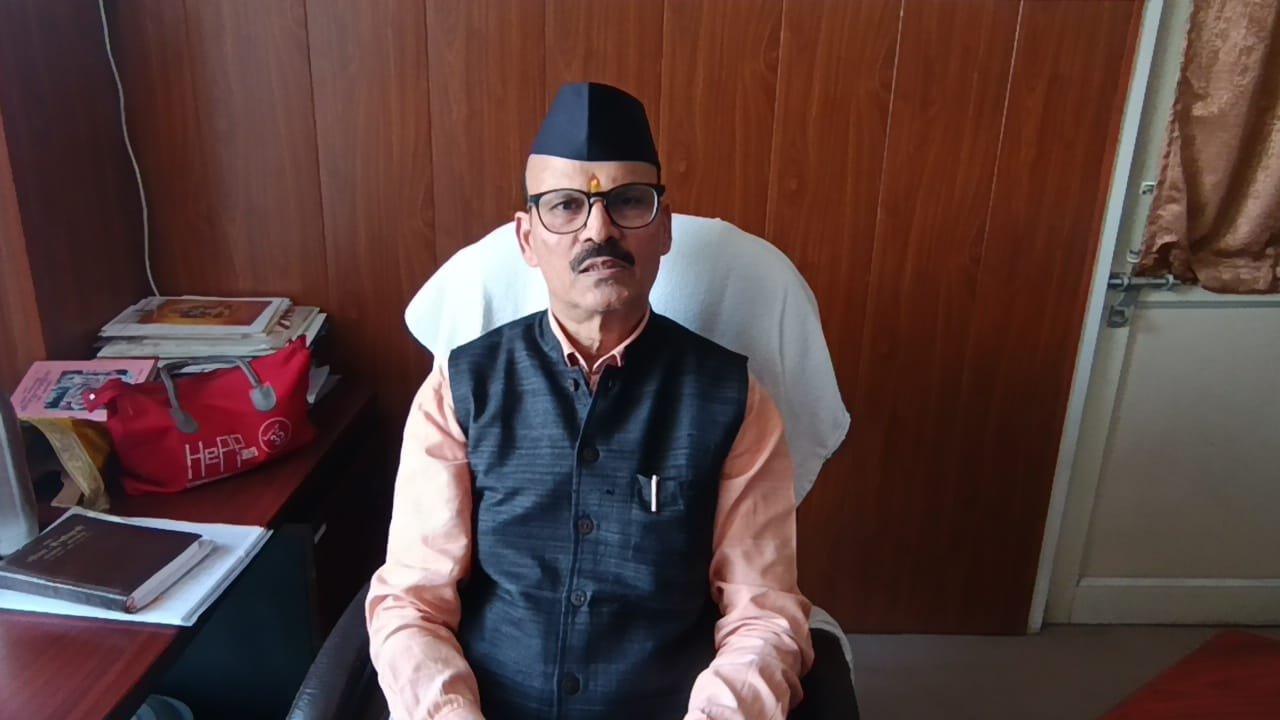 देहरादून 30 मई,2026 (सू.वि), जनपद देहरादून में पेट्रोल एवं डीजल का पर्याप्त स्टॉक उपलब्ध है तथा ईंधन आपूर्ति पूरी तरह सामान्य बनी हुई है। जिला पूर्ति अधिकारी के.के. अग्रवाल ने नागरिकों से अपील की है कि वे अनावश्यक रूप से ईंधन का स्टॉक न करें और अफवाहों पर ध्यान न दंे। उन्होंने बताया कि जिलाधिकारी के निर्देशों पर जनपद के पैट्रोल पंपों का सघन निरीक्षण भी किया जा रहा है।   जिला पूर्ति अधिकारी ने जानकारी देते हुए बताया कि जनपद में विभिन्न तेल कंपनियों के कुल 167 पेट्रोल-डीजल पंप संचालित हैं, जिनमें इंडियन ऑयल कॉर्पाेरेशन (आईओसीएल) के 72, भारत पेट्रोलियम (बीपीसीएल) के 34, हिंदुस्तान पेट्रोलियम (एचपीसीएल) के 41, नायरा के 10 तथा रिलायंस के 18 पेट्रोल पंप शामिल हैं। सभी पेट्रोल पंपों पर ईंधन की पर्याप्त उपलब्धता सुनिश्चित करने के लिए नियमित समीक्षा की जा रही है तथा तेल कंपनियों के अधिकारियों के साथ निरंतर समन्वय स्थापित किया जा रहा है।  उन्होंने बताया कि जिलाधिकारी के निर्देशों पर तेल कंपनियों से प्रतिदिन स्टॉक की जानकारी प्राप्त की जा रही है। 29 मई, 2026 की स्थिति के अनुसार जनपद के पेट्रोल पंपों पर 2526 किलोलीटर पेट्रोल तथा 2074 किलोलीटर डीजल का पर्याप्त भंडार उपलब्ध है।