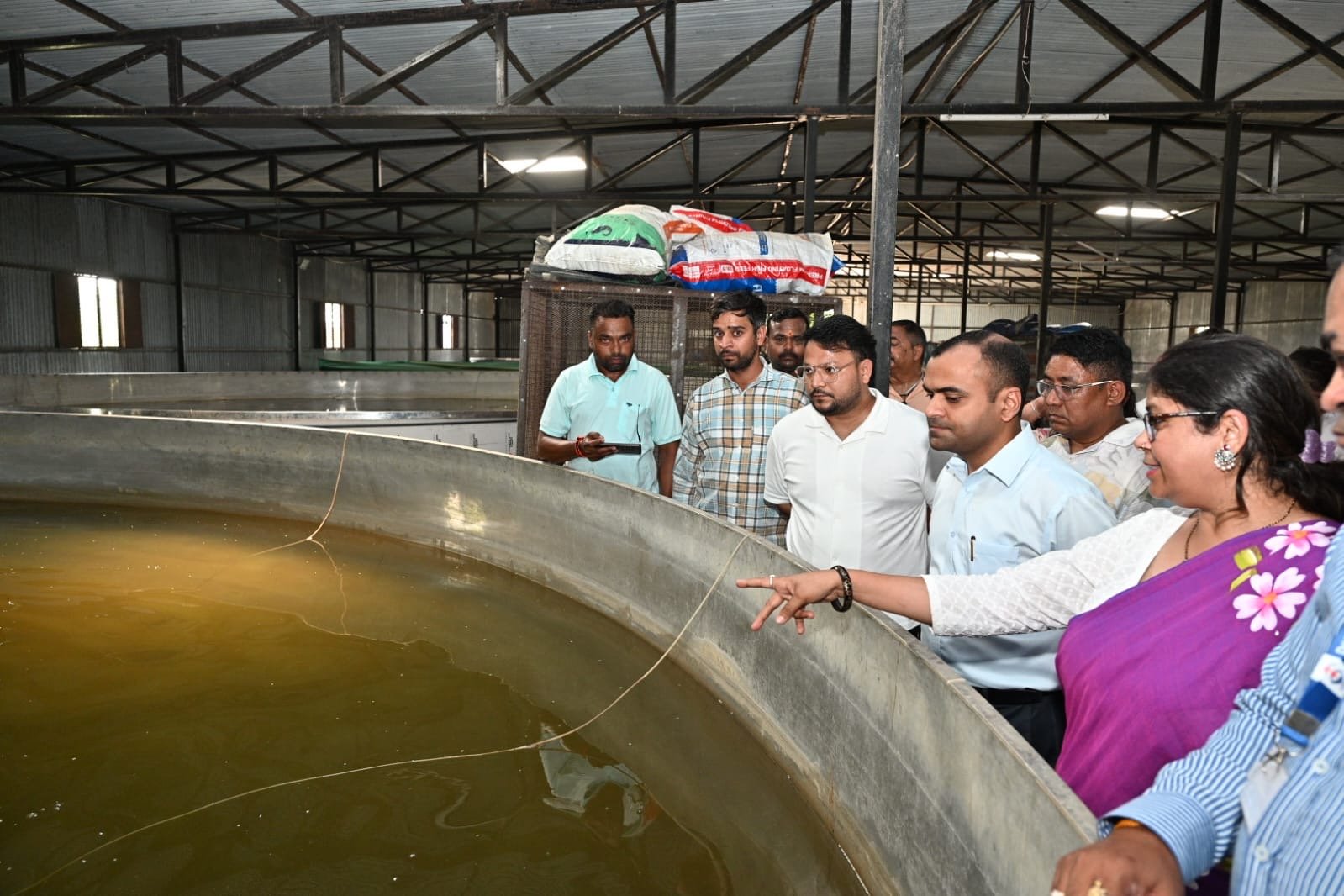जनपद मे रंगीन मत्स्य पालन को बढ़ावा देने के लिए जिलाधिकारी मयूर दीक्षित ने रंगीन मत्स्य कलस्टर का किया स्थलीय निरीक्षण
