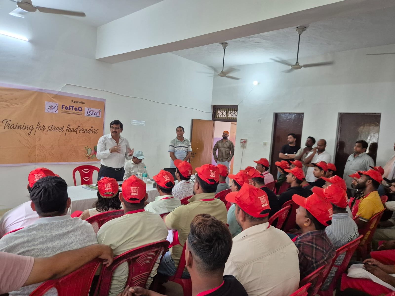 स्वच्छता, सुरक्षित खाद्य निर्माण एवं FSSAI मानकों के पालन पर विशेष जोर*