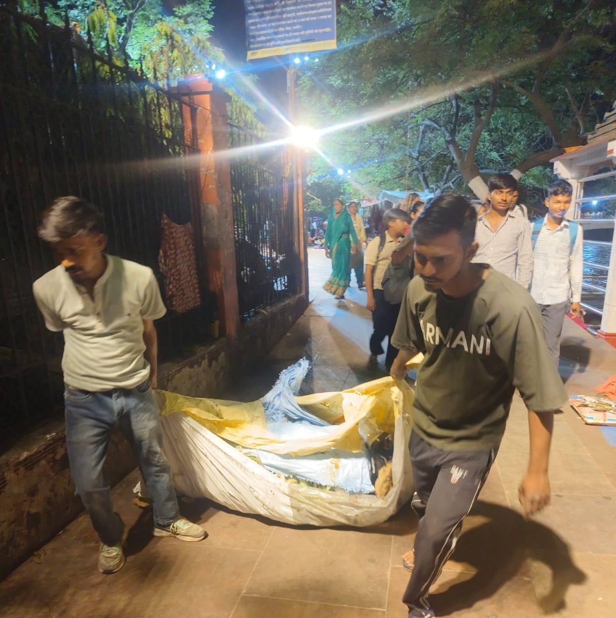 सोमवती अमावस्या स्नान के बाद रातभर चला स्वच्छता अभियान, 400 सफाई कर्मियों ने हटाया 200 टन कचरा