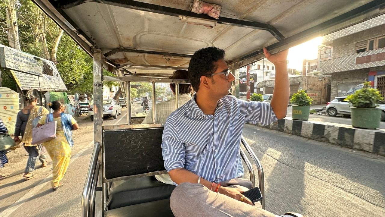 एआरटीओ (प्रशासन) द्वारा ई-रिक्शाओं की औचक जांच, ओवरचार्जिंग एवं ओवरलोडिंग पर तीन ई-रिक्शा सीज