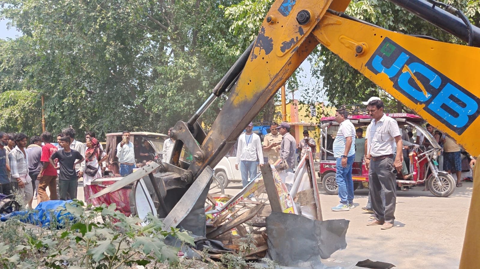 निर्जला एकादशी स्नान पर्व से पहले रोडीबेलवाला क्षेत्र में चला अतिक्रमण हटाओ अभियान
