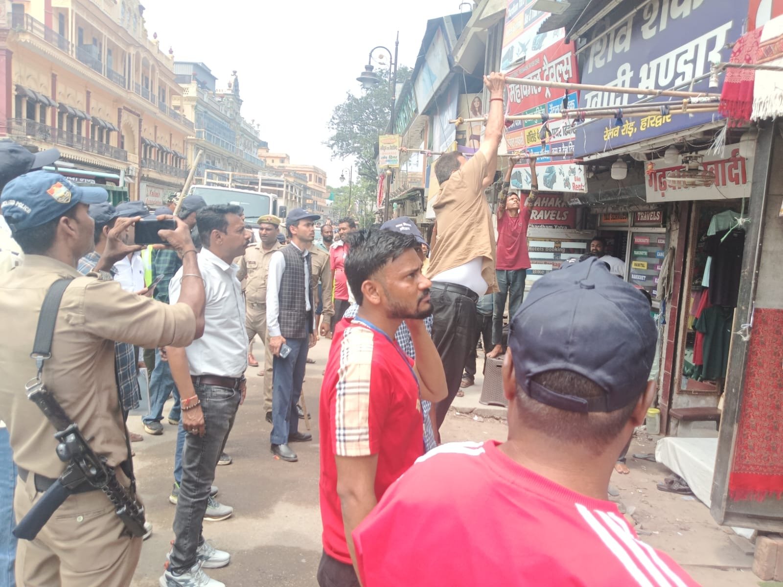जिलाधिकारी हरिद्वार एवं नगर आयुक्त के निर्देशों के क्रम में लगातार दूसरे दिन भी जारी रहा नगर निगम का अतिक्रमण हटाओ अभियान