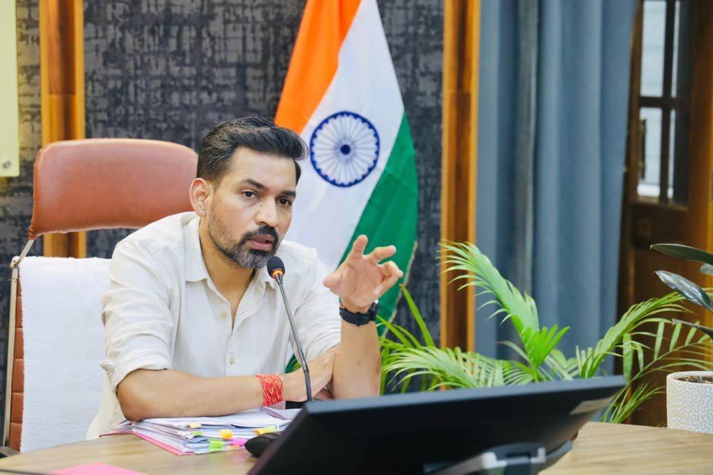 गंभीर बीमारी से ग्रसित बच्चों के चिन्हीकरण अभियान में तेजी लाने के डीएम डॉ0 आशीष चौहान ने दिए निर्देश