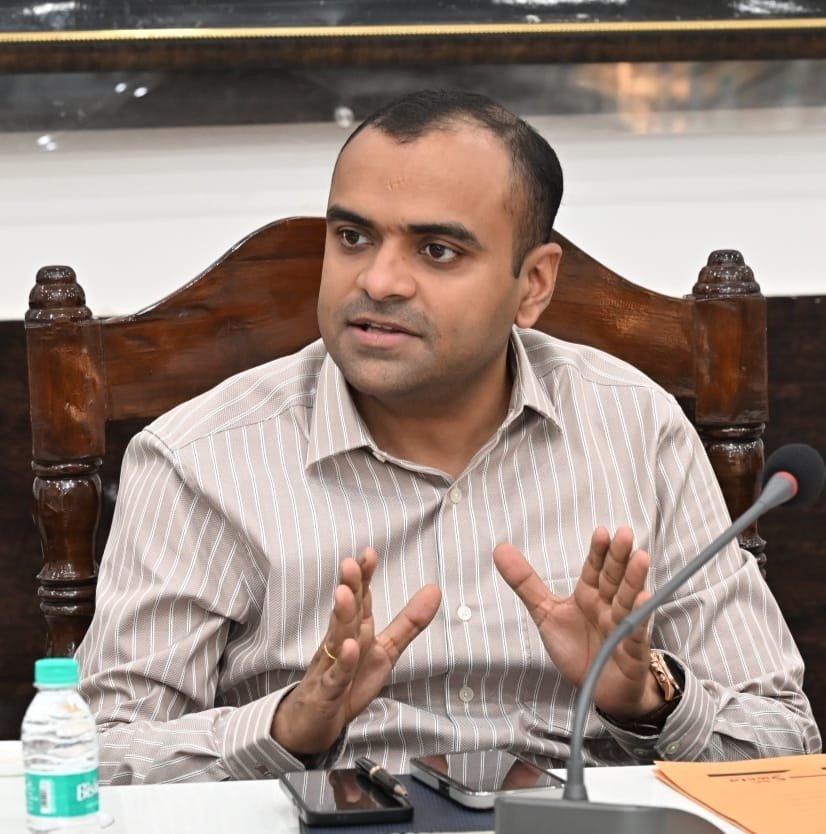 जनपद में हो रही लगातार बारिश के दृष्टिगत जिलाधिकारी मयूर दीक्षित ने सभी अधिकारियों को अलर्ट रहने के दिए निर्देश