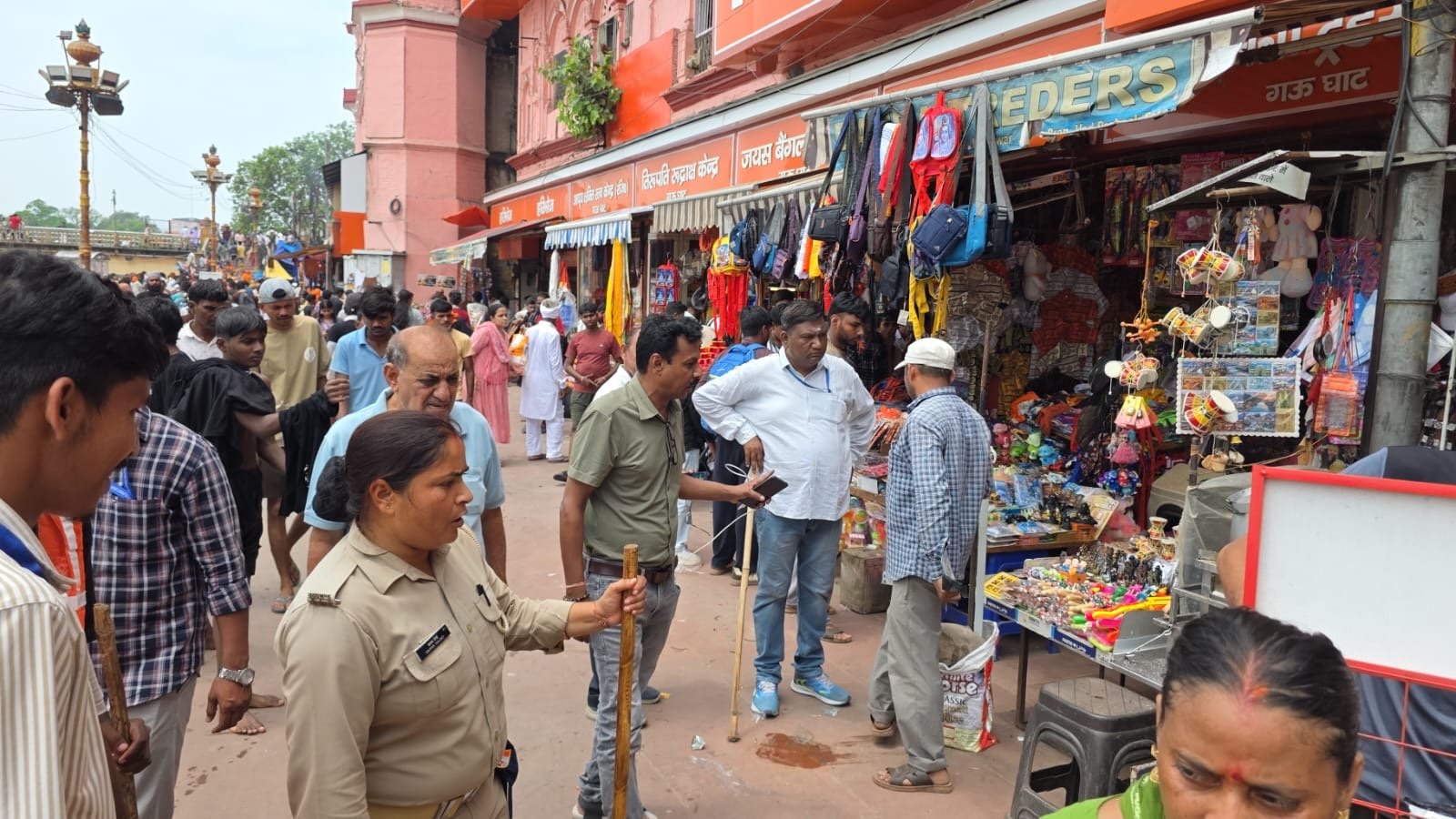 नगर आयुक्त के निर्देश पर घाट क्षेत्रों में डिस्पोजेबल मुक्त भोजनालय अभियान शुरू