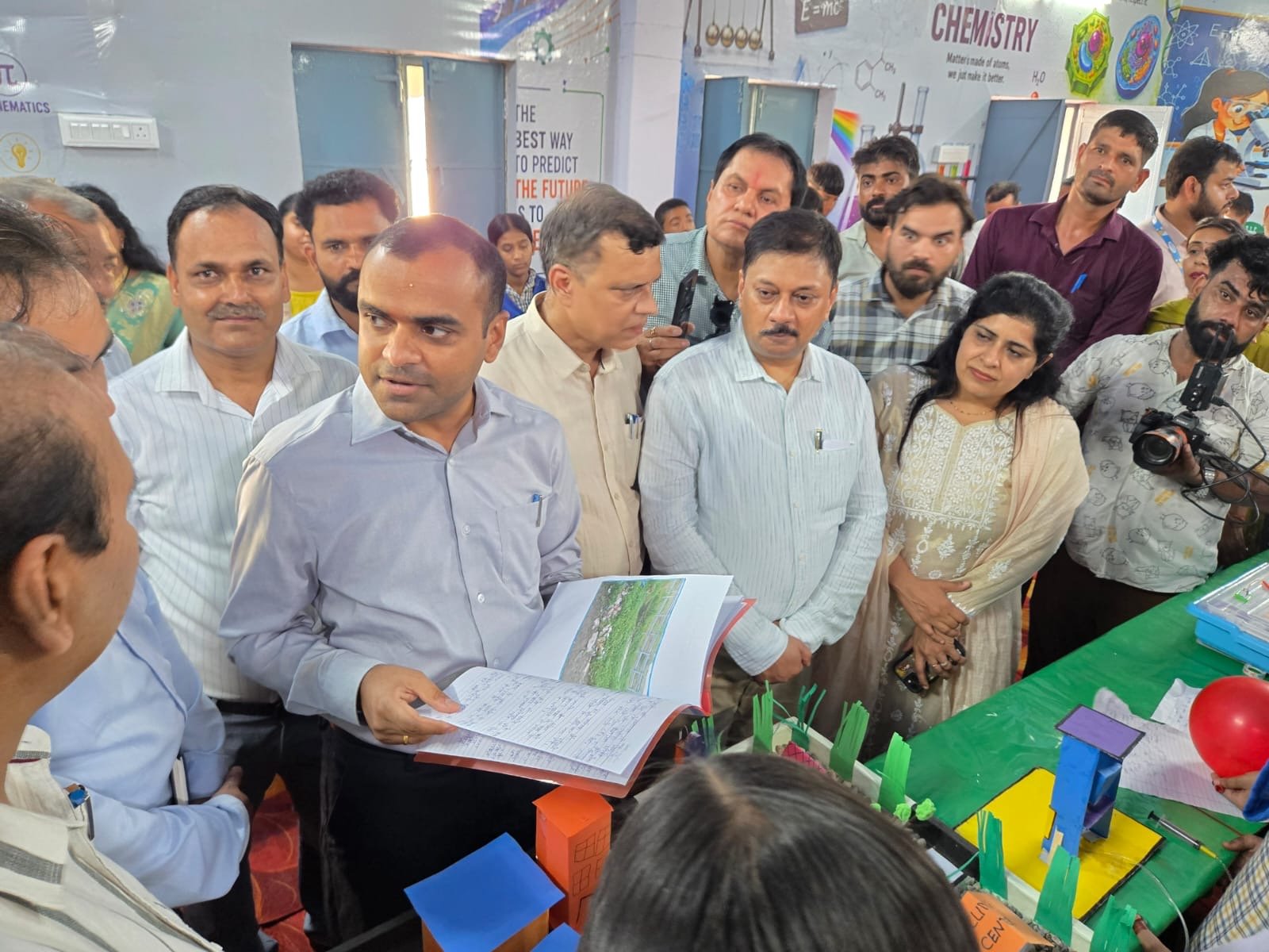 जिलाधिकारी महोदय ने किया STEM LAB का उद्घाटन