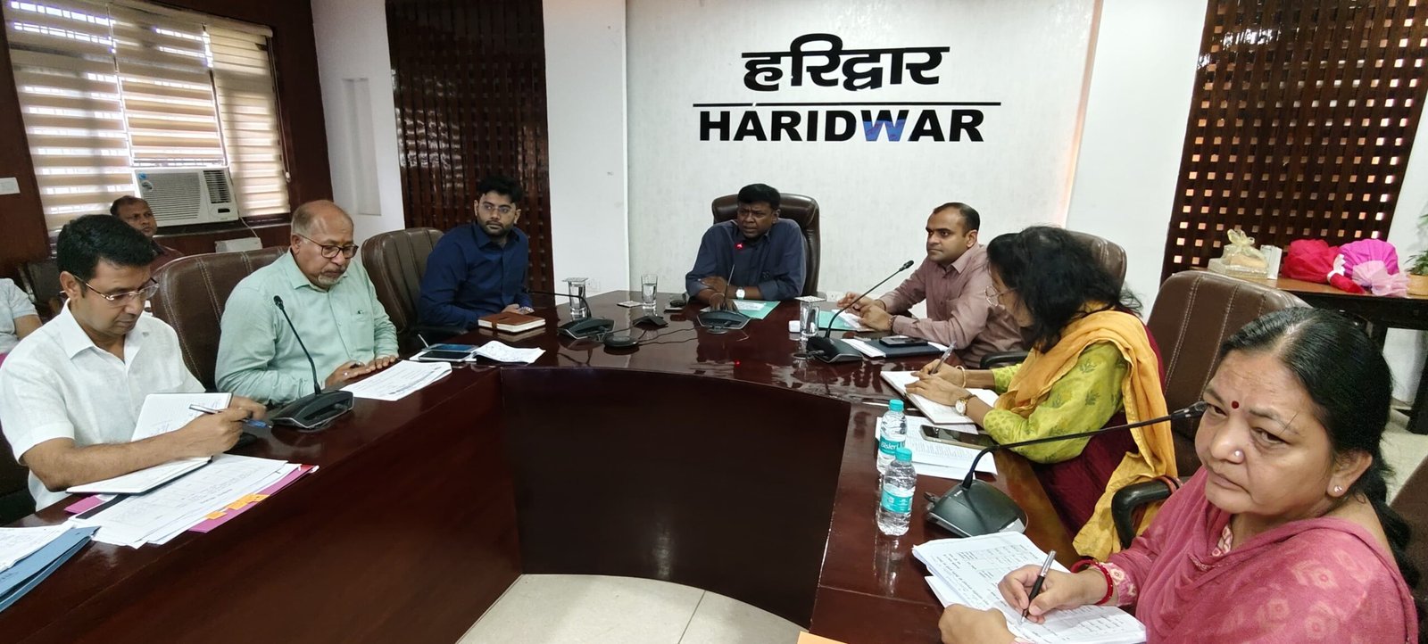प्रभारी सचिव ने विकास भवन में की विकास योजनाओं की समीक्षा