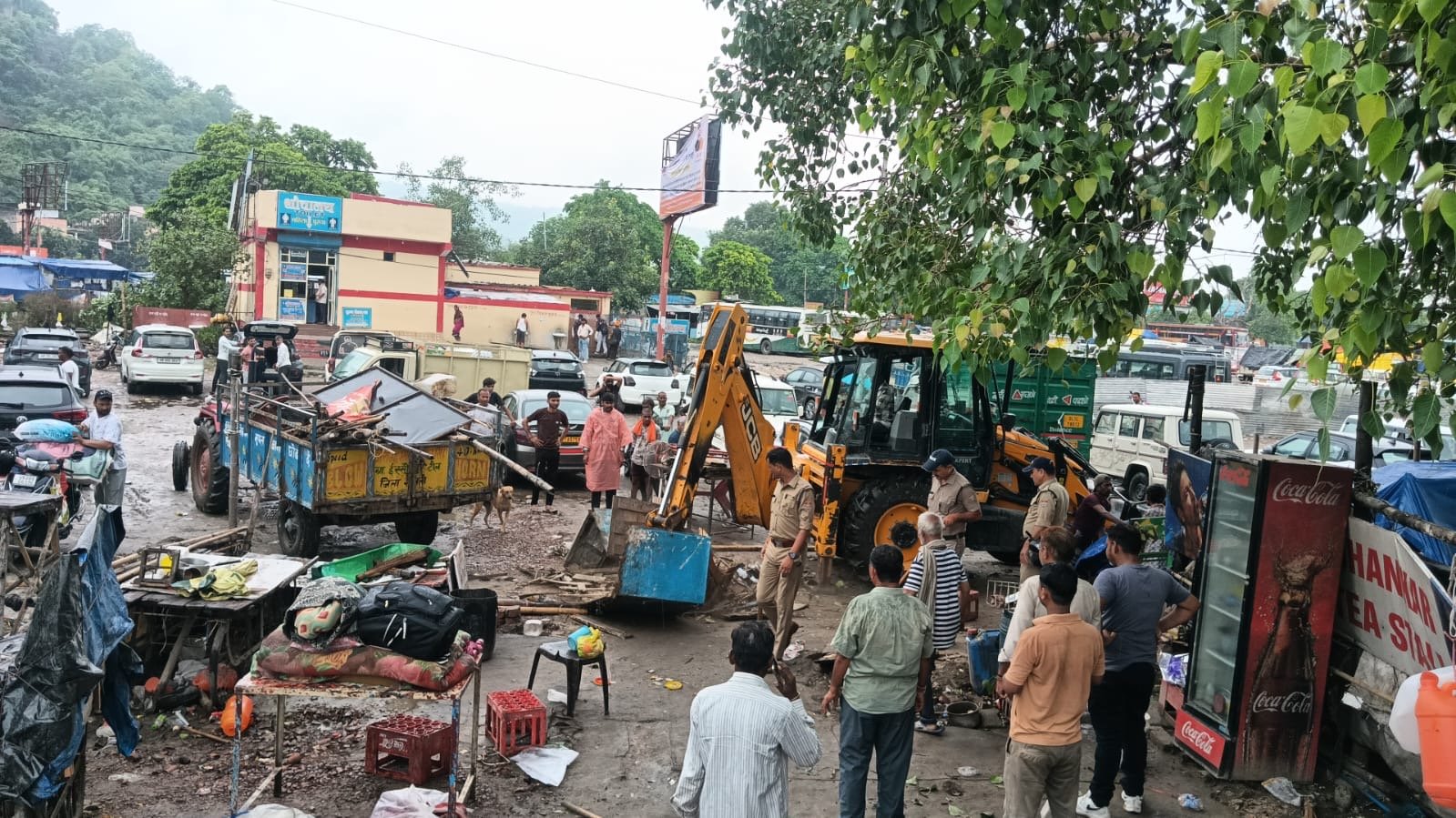 जिलाधिकारी मयूर दीक्षित के निर्देशन में पंतद्वीप पार्किंग में आज दूसरे दिन भी जारी है अतिक्रमण हटाओ अभियान