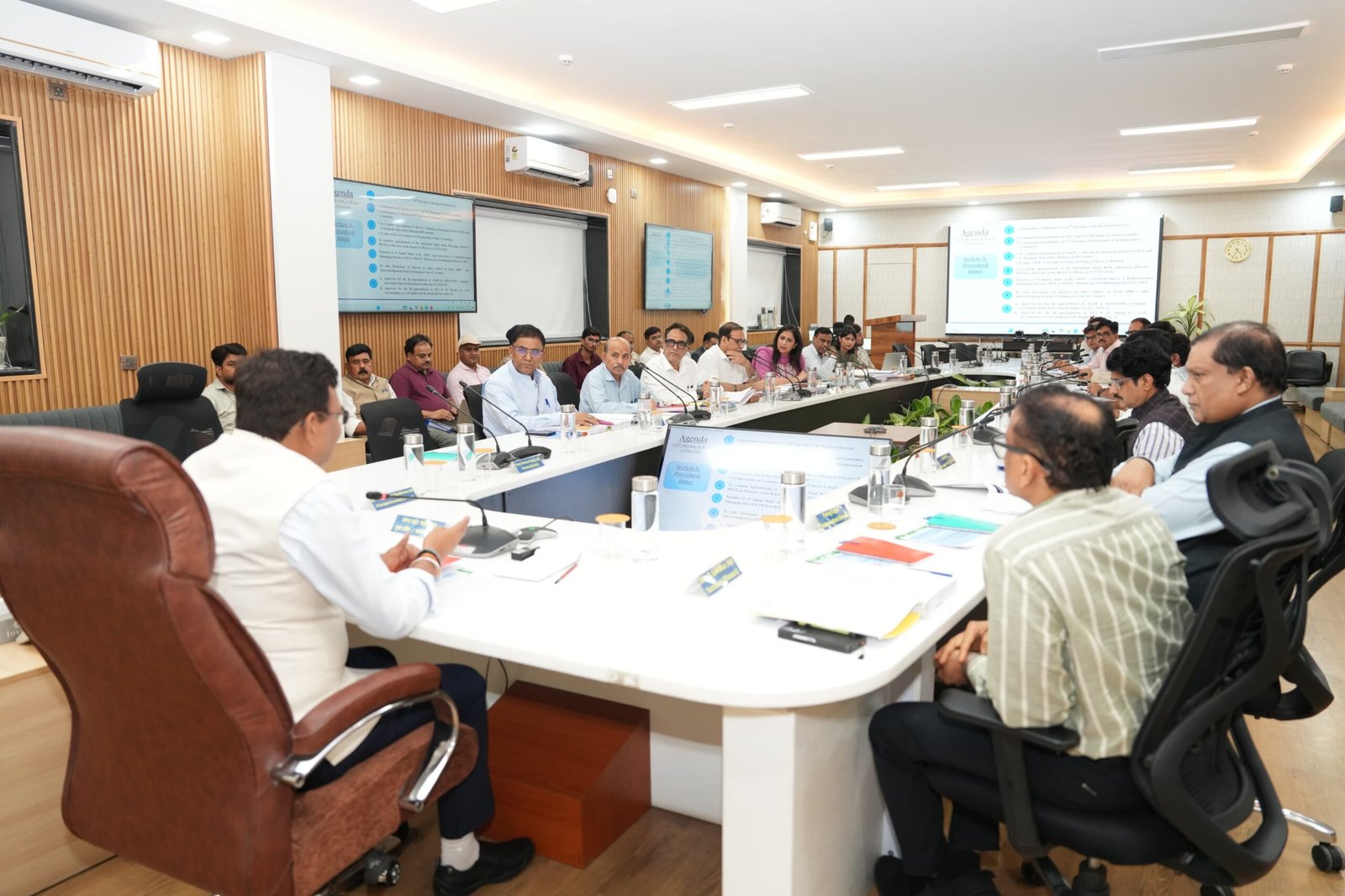मुख्य सचिव एवं अध्यक्ष, निदेशक मंडल श्री आनंद बर्द्धन की अध्यक्षता में यूपीसीएल निदेशक मंडल की बैठक सम्पन्न