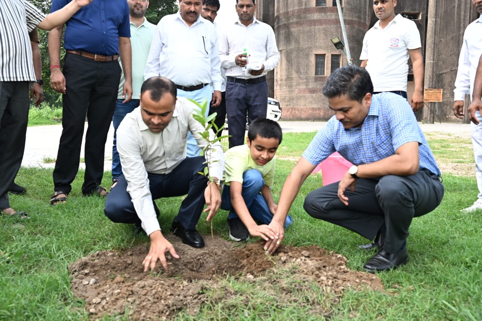 जिलाधिकारी मयूर दीक्षित ने जिला कार्यालय परिसर रोशनाबाद में फलदार अमरूद का पौधा रोपित कर
