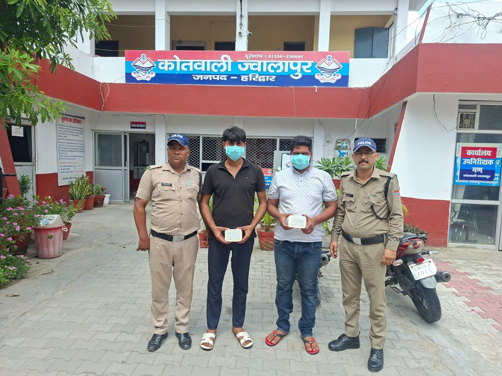 हरिद्वार पुलिस ने धोखे से एटीम कार्ड बदलकर पैसे निकालने के आरोप में दो आराेपियों को धर दबोचा