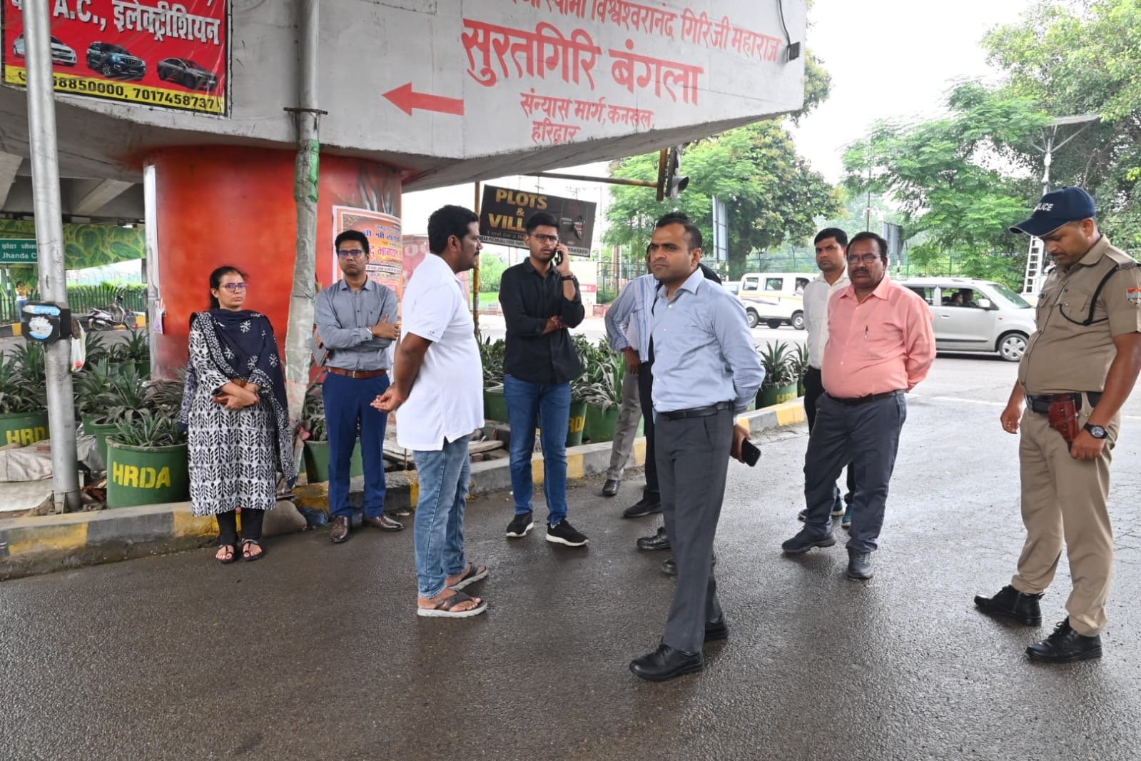 जनपद की सड़कों को गड्ढामुक्त करने के लिए जिलाधिकारी मयूर दीक्षित स्वयं उतरे धरातल पर