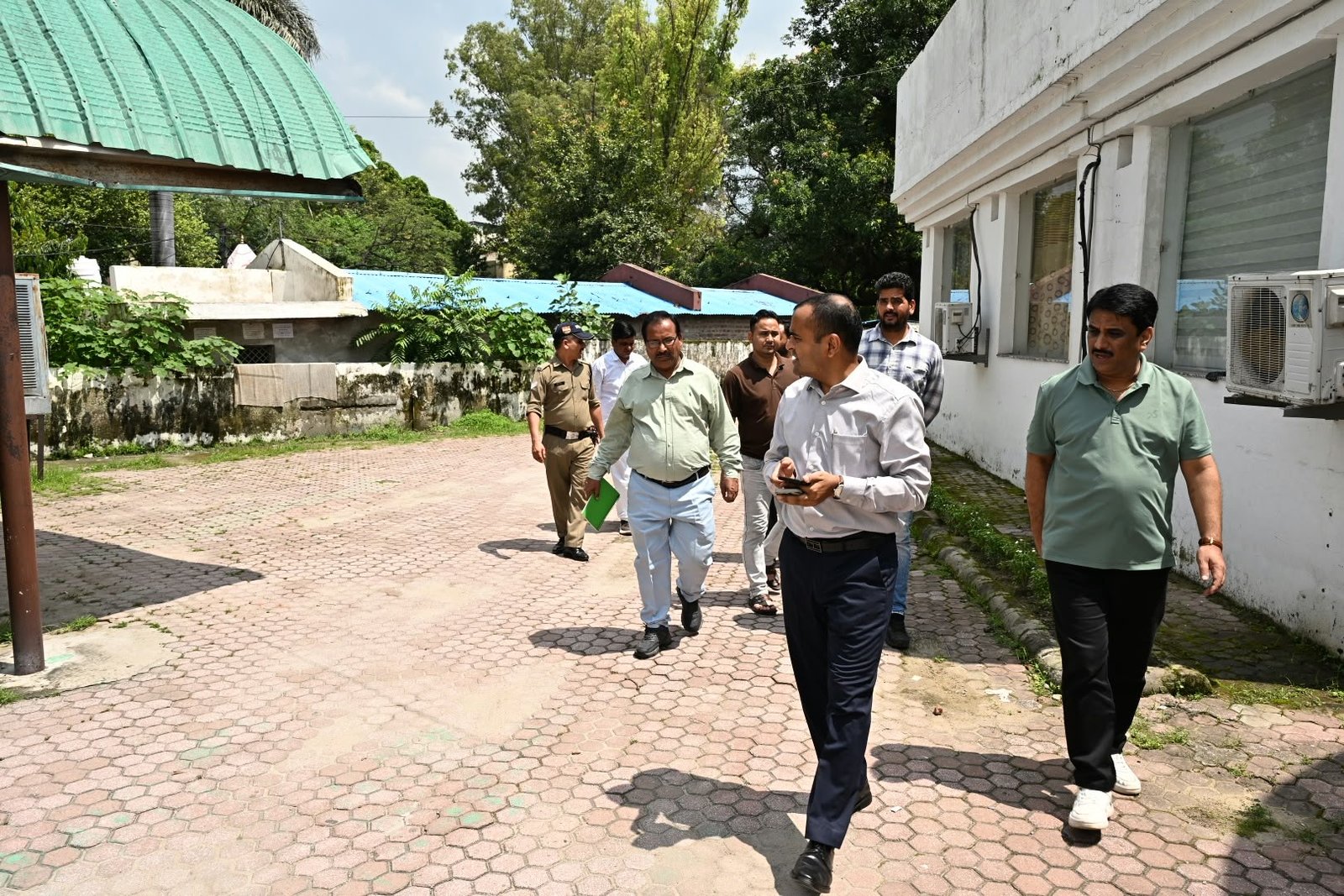 जिलाधिकारी ने जिला पर्यटन कार्यालय का किया औचक निरीक्षण, पर्यटन कार्यालय भवन एवं परिसर का लिया जायजा