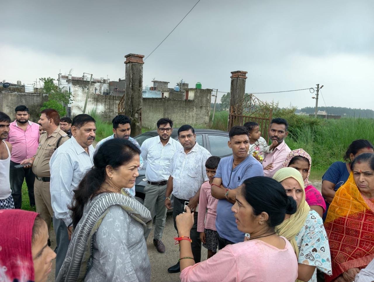 सक्शन मशीन, पंप सेट और जेसीबी के माध्यम से युद्धस्तर पर जल निकासी कार्य जारी