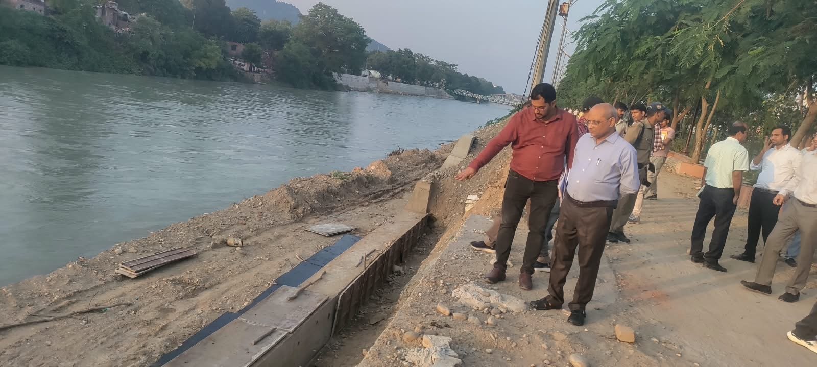 कुंभ से जुड़े निर्माण कार्यों का मंडलायुक्त ने किया स्थलीय निरीक्षण